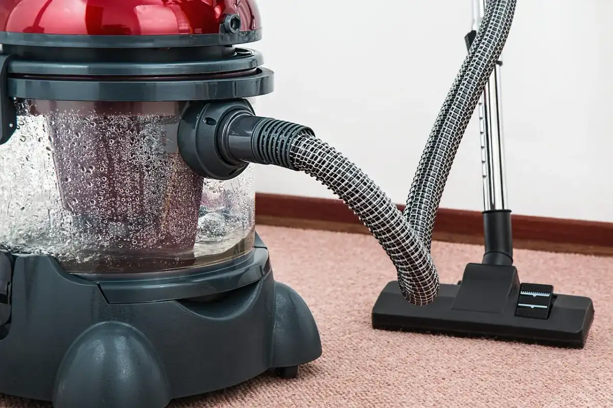 Hot water extraction machine with water tank cleaning carpet